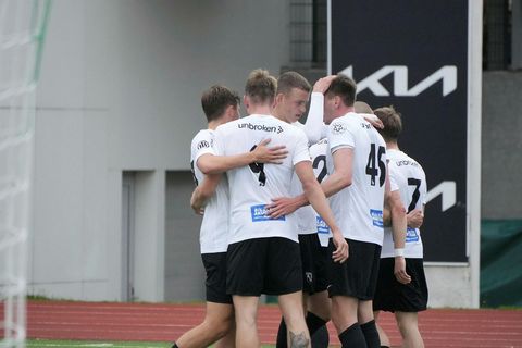 FH-ingar fagna á Kópavogsvelli í gær.