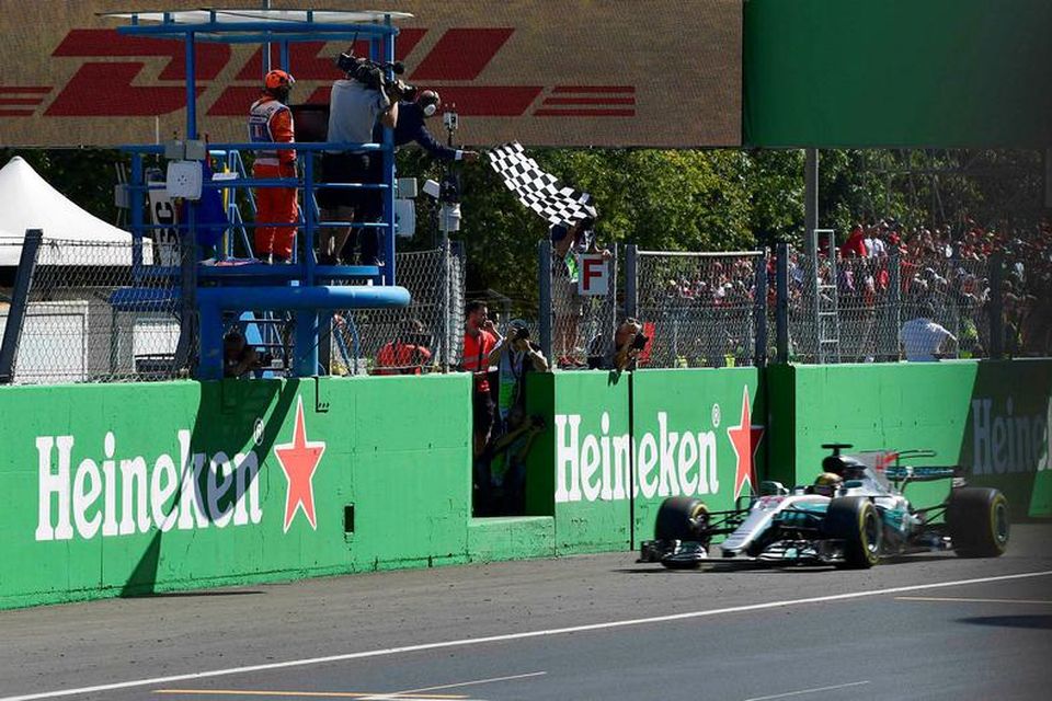 Lewis Hamilton ekur yfir endamarkið í Monza í dag.