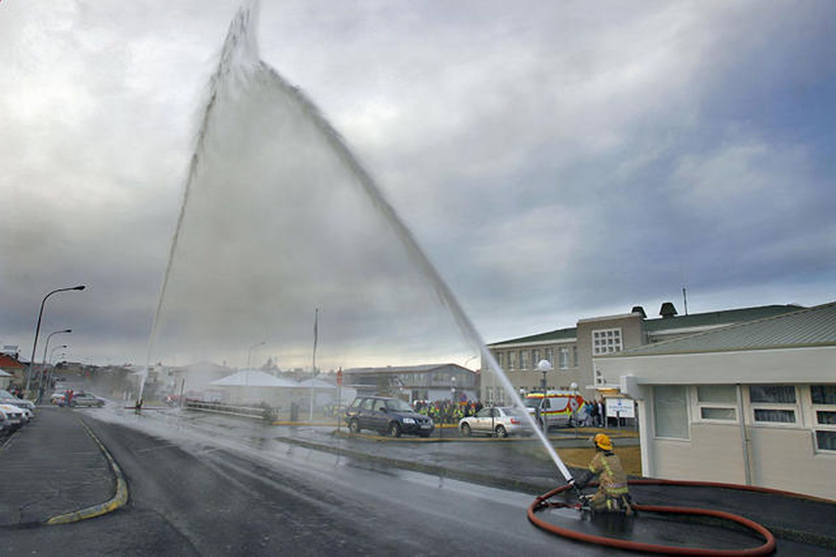 Slökkviliðsmenn gera vatnsboga fyrir framan Heilbrigðisstofnun Suðurnesja.