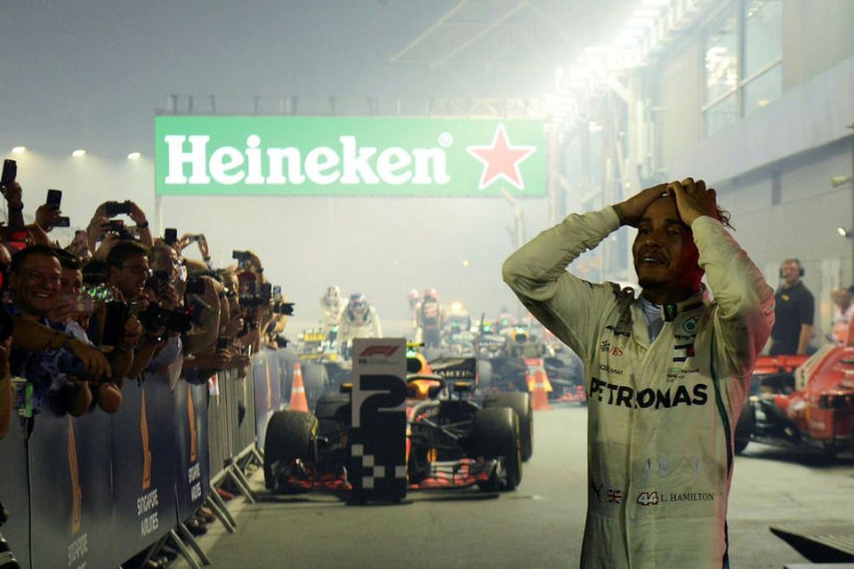 Lewis Hamilton fagnar sigrinum í Singapúr í dag.