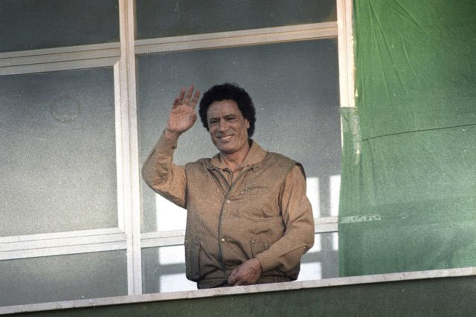 Moamer Gaddafi, forseti Líbíu hvetur stuðningsmenn sína til að sýna …