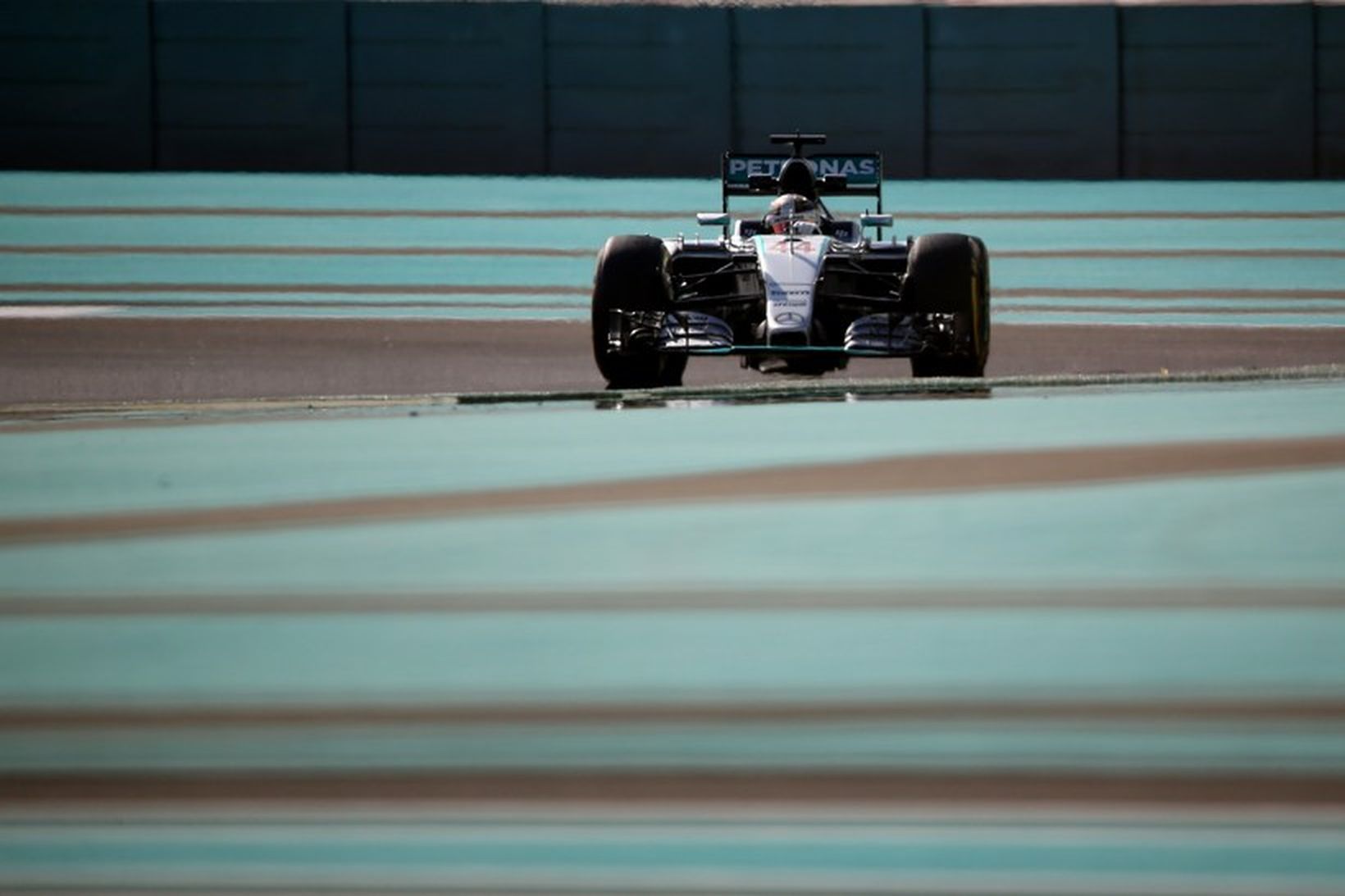 Lewis Hamilton á fyrstu æfingunni í Yas Marina brautinni í …