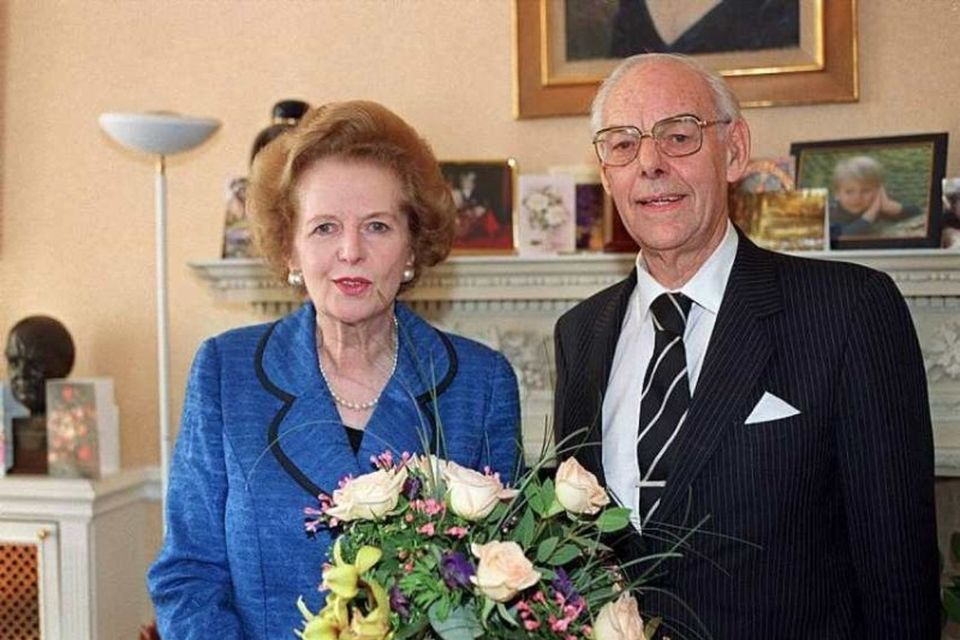 26. júní 2003. Margaret Thatcher ásamt eiginmanni sínum Denis á afmælisdegi hennar í London.