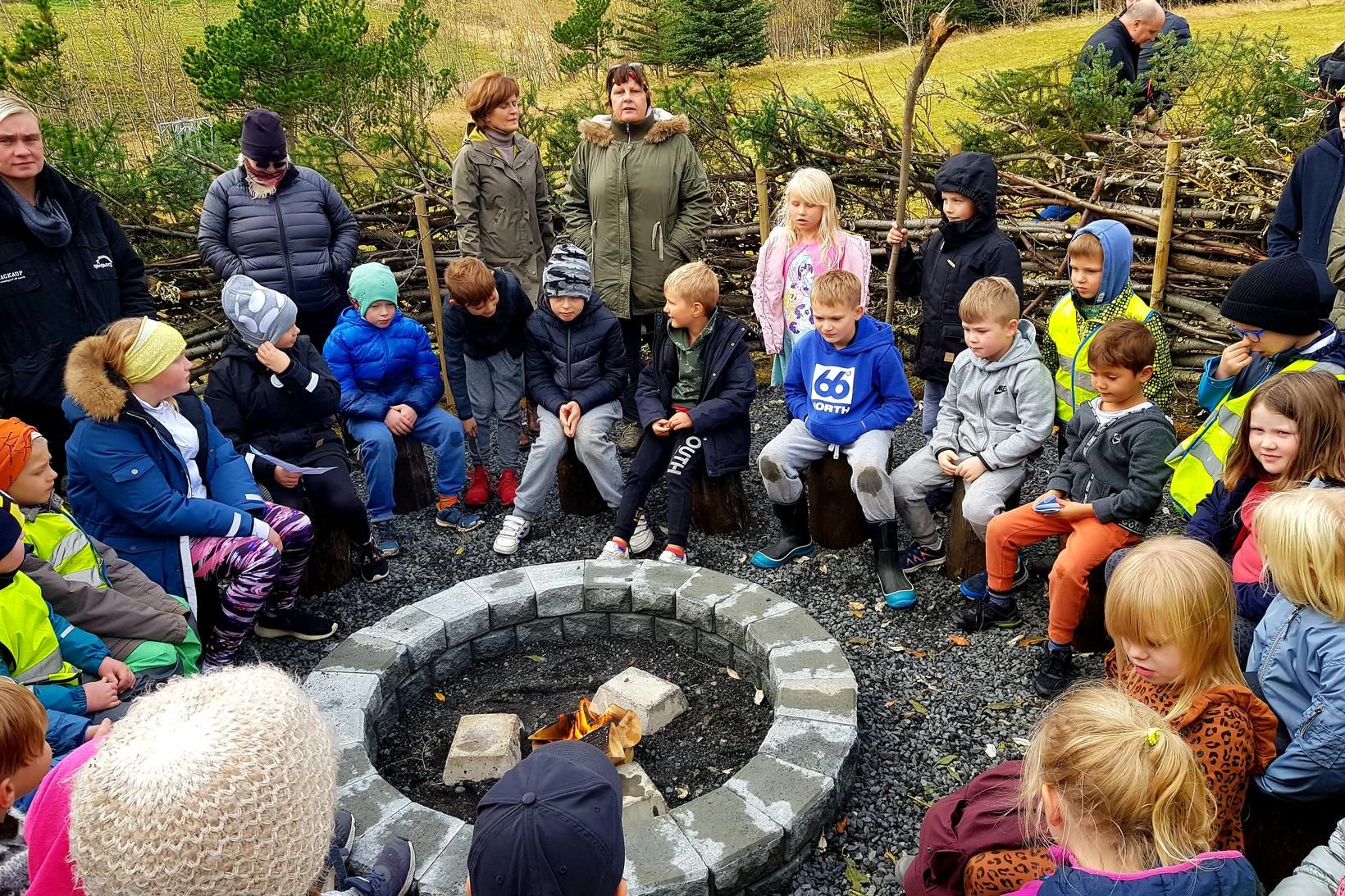 Nemendur skólanna við nýja útikennslusvæðið.