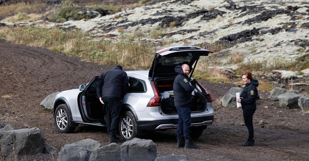 Lögreglubifreið á vettvangi nærri Vatnsskarði á Sveifluhálsi, norðan Kleifarvatns.