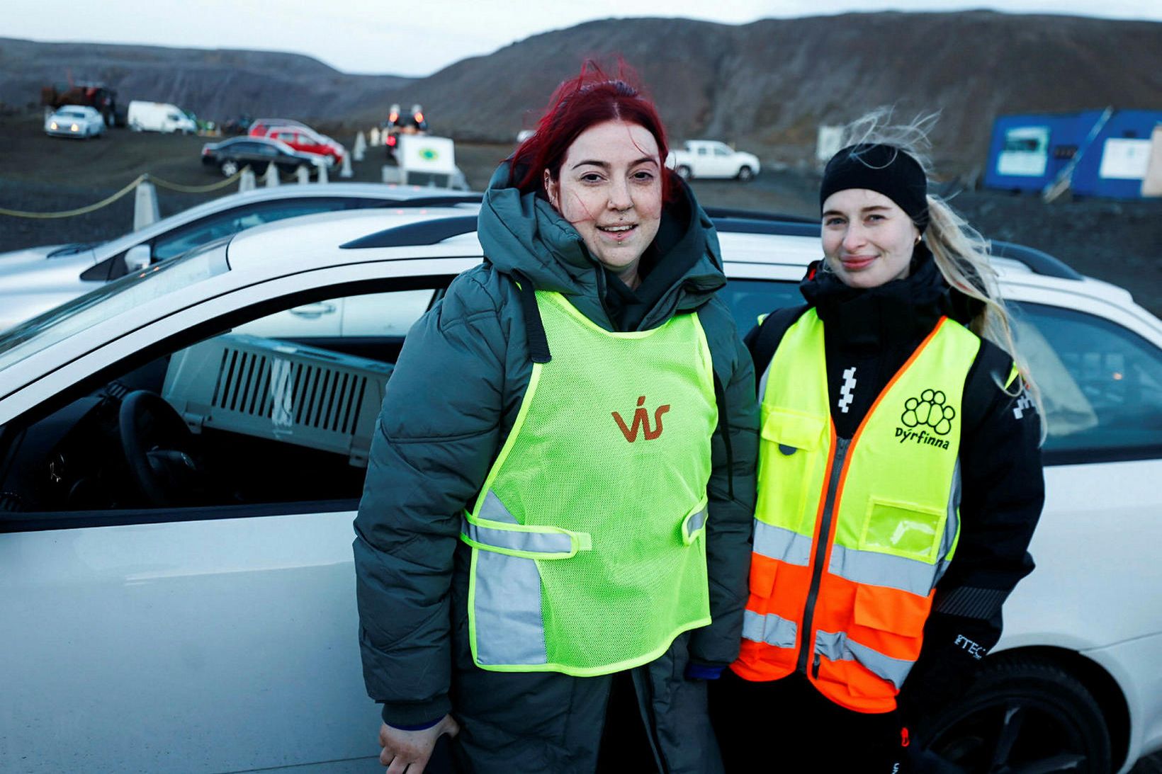 Gréta Sóley Sigurðardóttir hjá Dýrahjálp Íslands og Sandra Ósk Jónsdóttir …