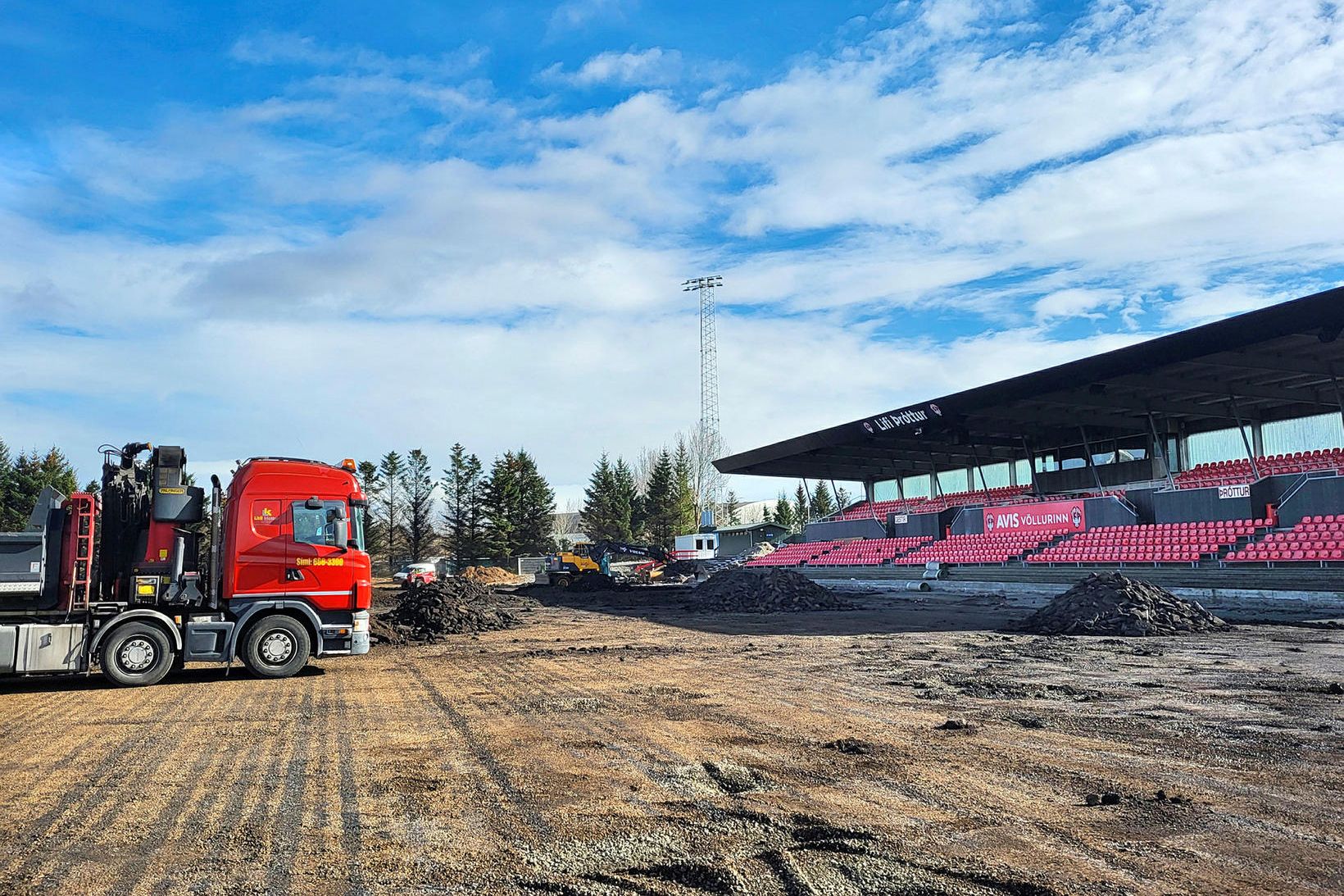 Starfsmenn Kröflu eru búnir að fjarlægja gamla grasið. Nýtt, fullkomið …