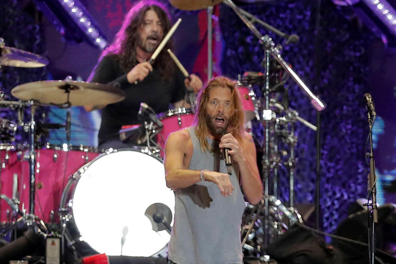 Taylor Hawkins er í forgrunni myndarinnar sem tekin var 18. …