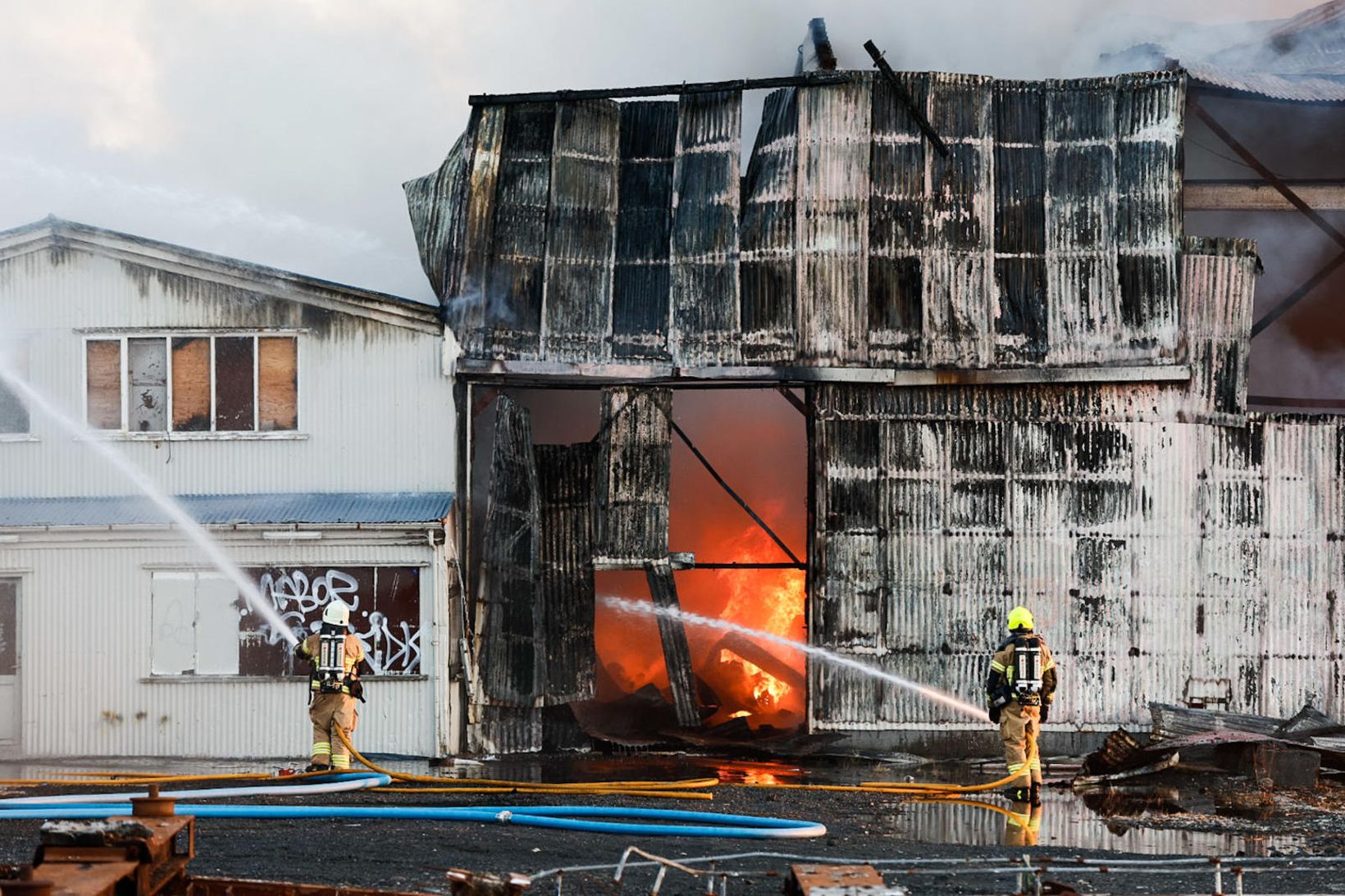 Slökkvilið á vettvangi á mánudagskvöldið.