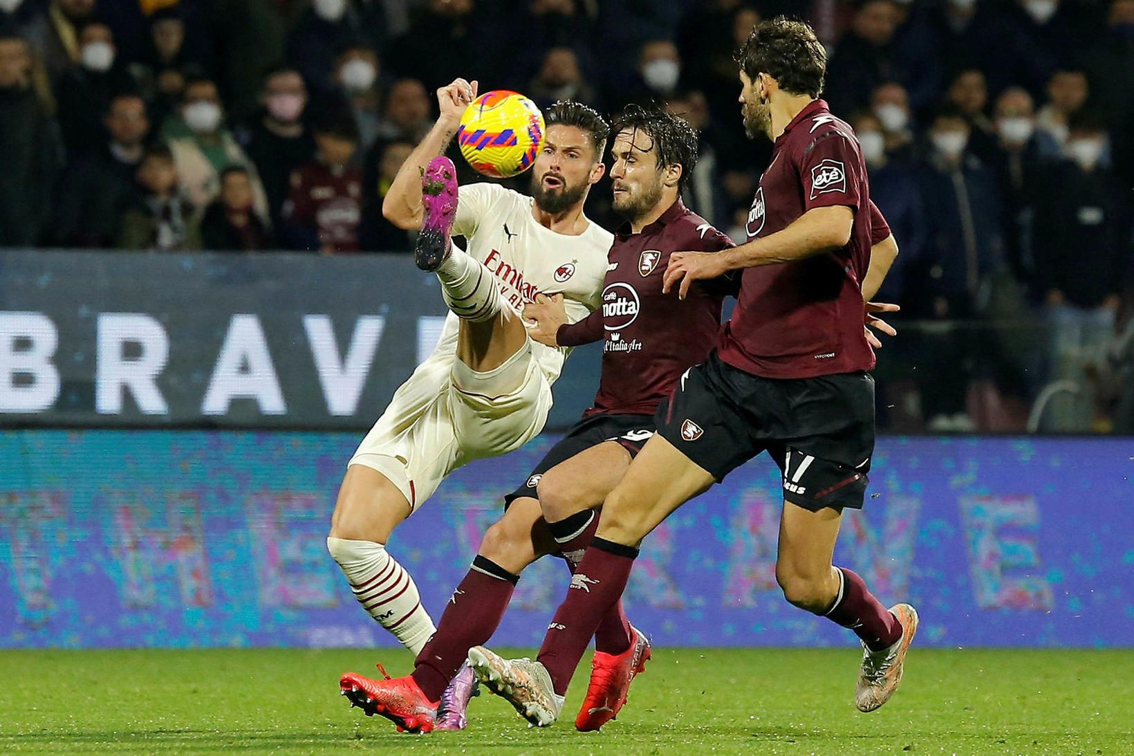 Olivier Giroud í baráttunni við tvö varnarmenn Salernitana í kvöld.