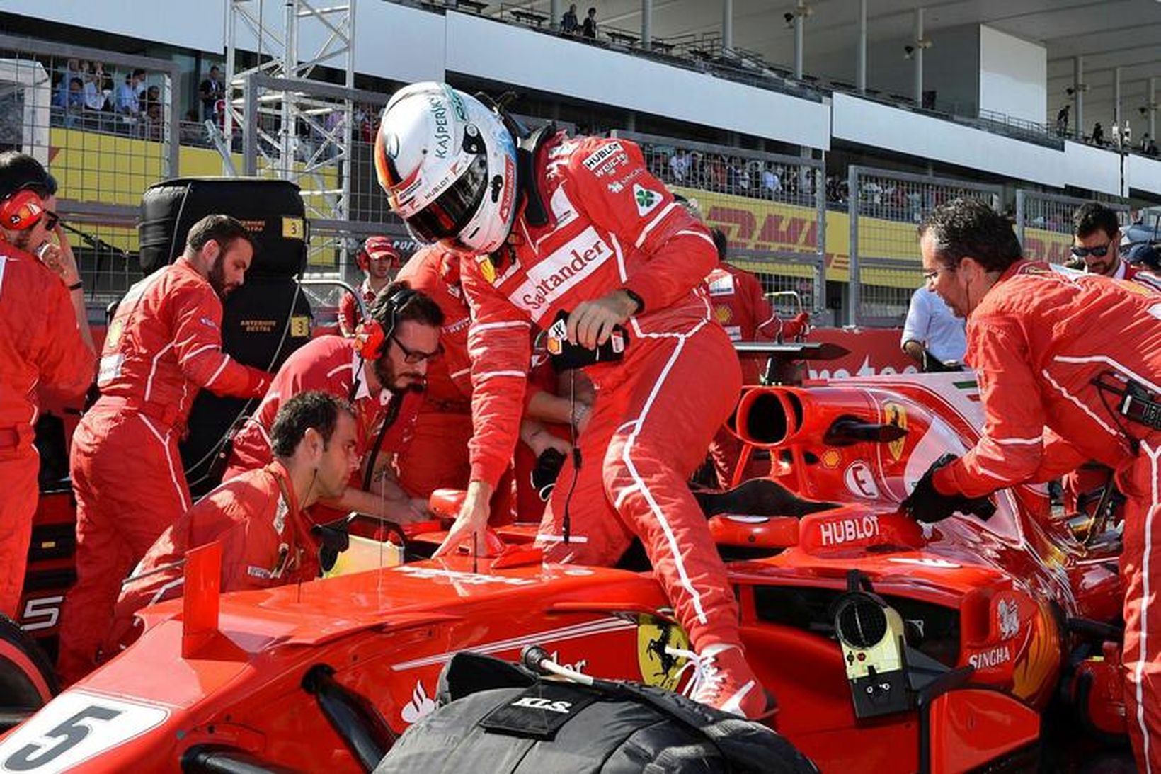 Sebastian Vettel stígur upp úr Ferrarifák sínum í Suzuka.
