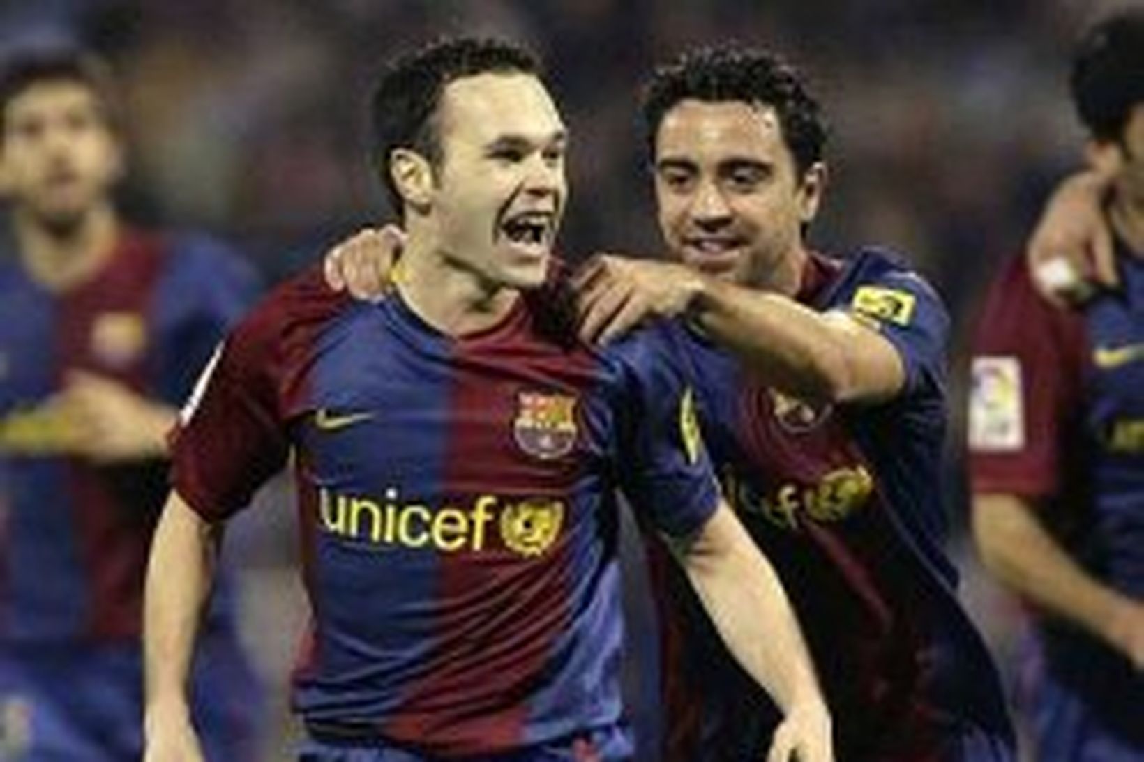 Xavi Hernandez og Andres Iniesta markaskorarar Barcelona gegn Zaragoza í …