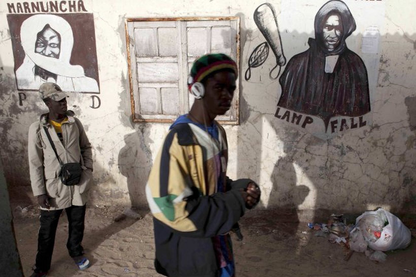 Fólk á göngu í Dakar, höfuðborg Senegal. Mynd úr safni.