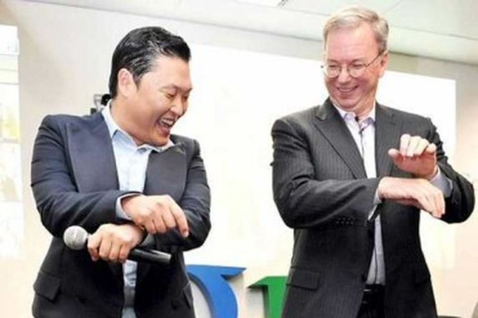 Psy kennir forstjóra Google, Eric Schmidt, dansinn við lagið Gangnam Style.