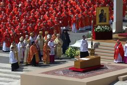 Hundreds of thousands attend Pope Francis's funeral