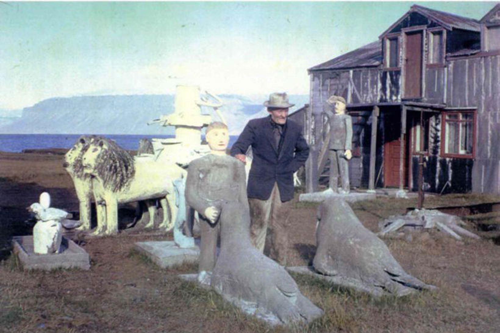 Listamaðurinn Samúel Jónsson við listagarð sinn árið 1965.