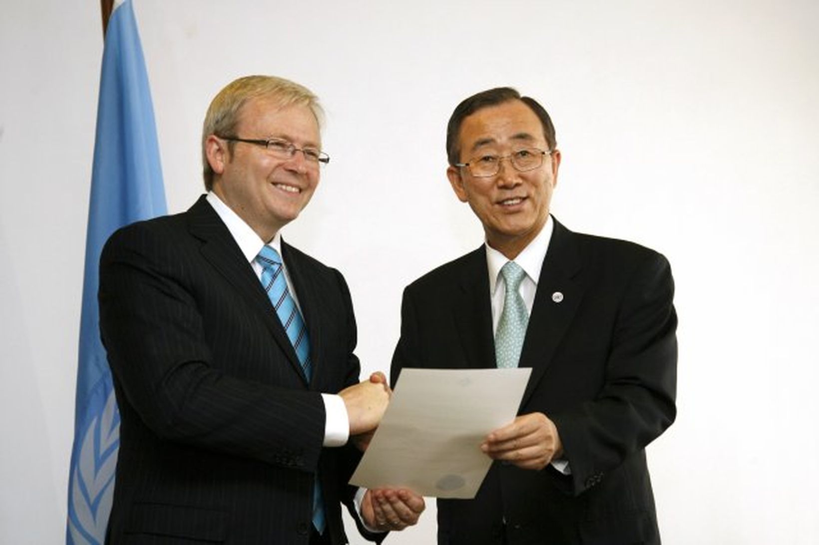 Kevin Rudd, forsætisráðherra Ástralíu afhendir Ban Ki-Moon, framkvæmdastjóra S.þ staðfestingu …