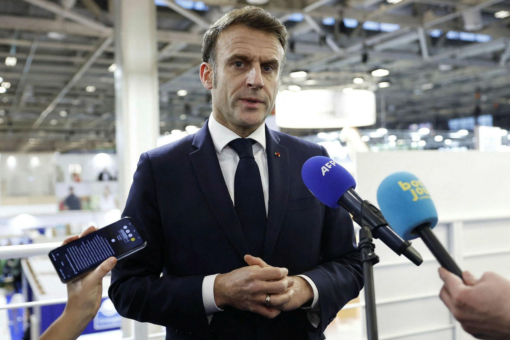 Emmanuel Macron Frakklandsforseti ræðir árásina í Mulhouse þar sem hann …