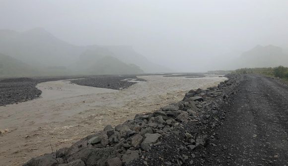 Komu að ferðamönnunum á þaki bílsins í ánni