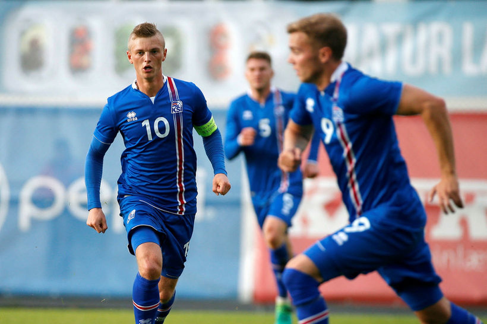 Albert Guðmundsson, fyrirliði U21 árs landsliðsins, með boltann í leiknum …