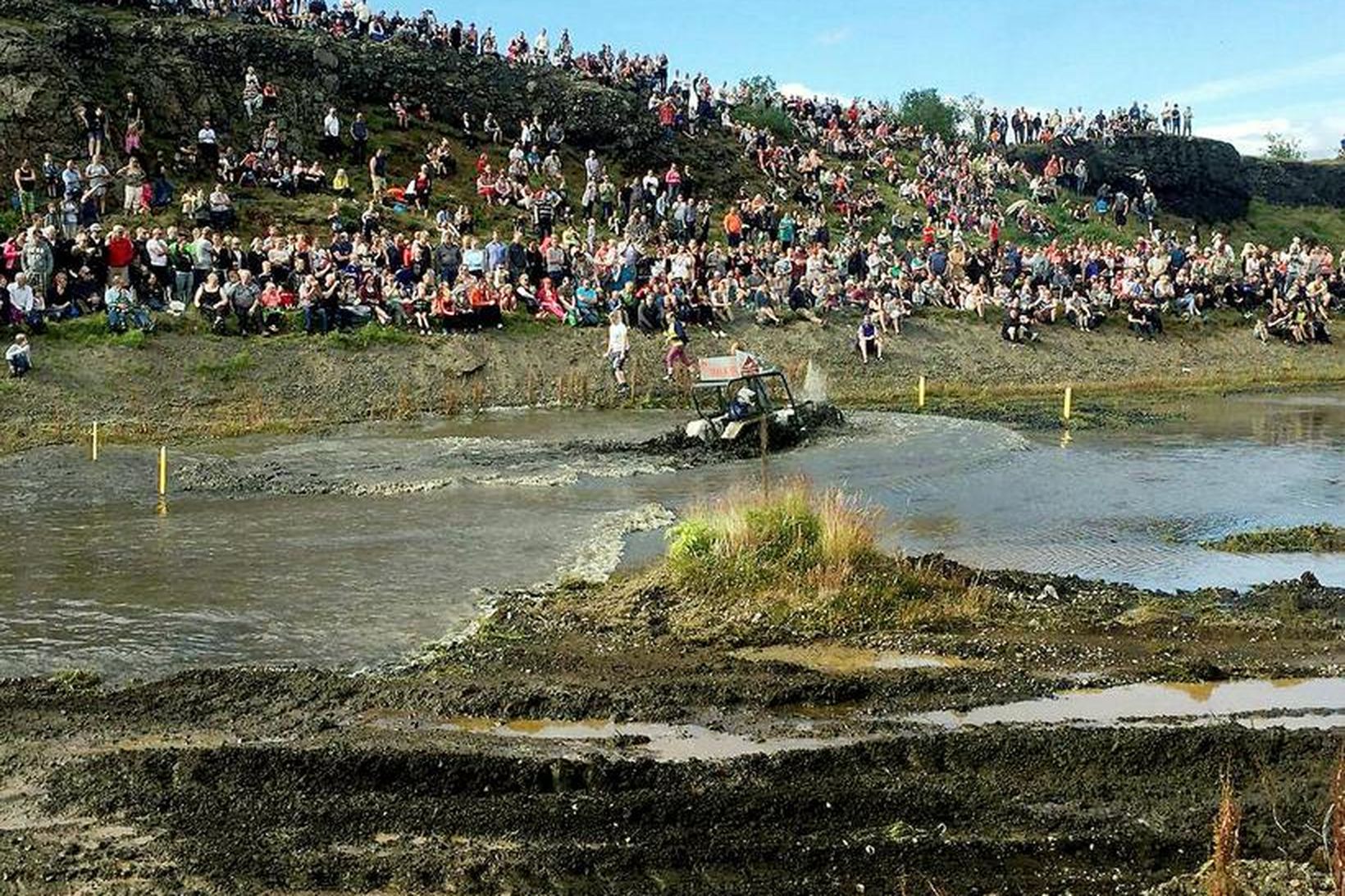 Torfæruakstur var dagskrárliður á Flúðum. Kraftur var í bæði bílum …