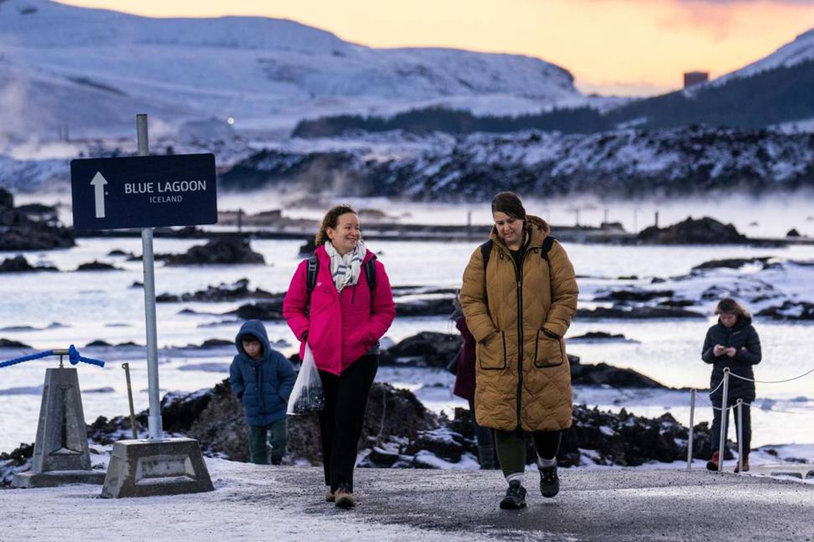 Bláa lónið er einn vinsælasti ferðamannastaður landsins. Eftir eldgos eru …