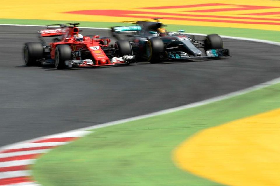 Lewis Hamilton (t.h.) og Sebastian Vettel glímdu hart í Barcelona.