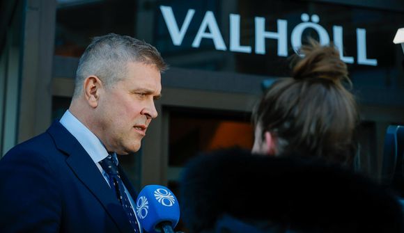 Bjarni boðar til fundar