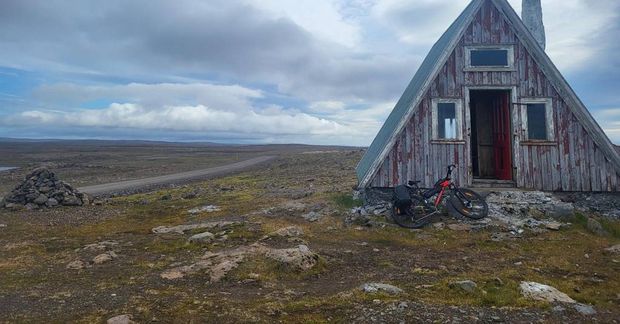 Gamall skáli efst við hefðbundna bílveginn yfir Þorskafjarðarheiði. Stutt nestisstopp fyrir síðasta kaflann niður í …