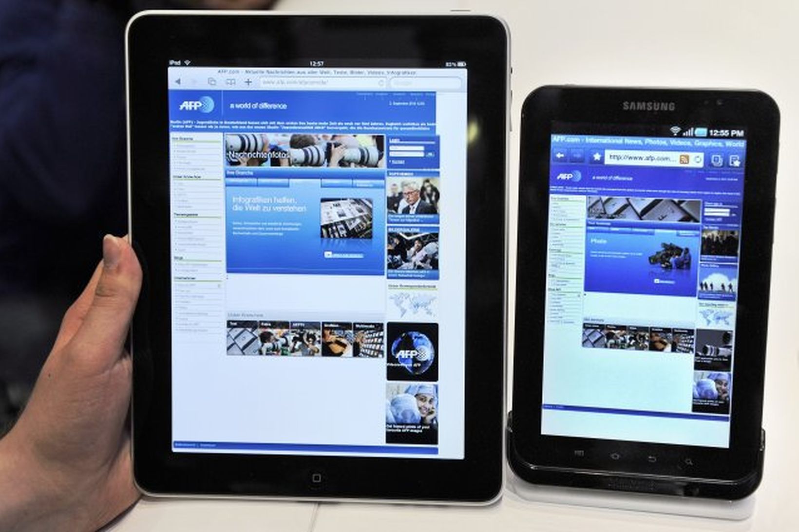 Apple iPad spjaldtölva (t.v.) við hlið Samsung Galaxy spjaldtölvu.