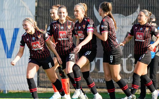 Selma Dögg Björgvinsdóttir fyrir miðju ásamt liðskonum sínum.