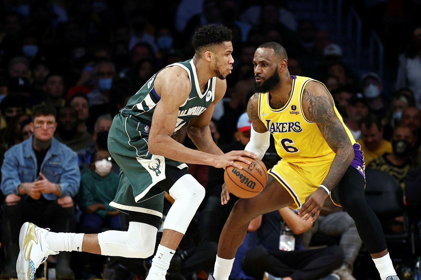 Giannis Antetokounmpo og LeBron James eigast við í leik Milwaukee …