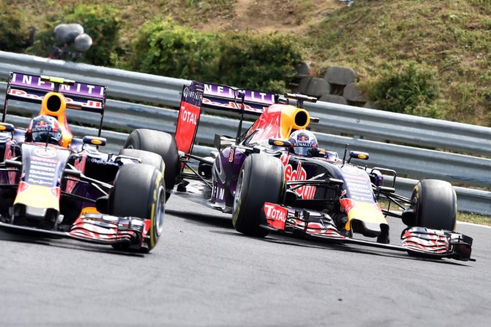 Ökumenn Red Bull, Daniil Kvyat (t.v.) og Daniel Ricciardo, í …