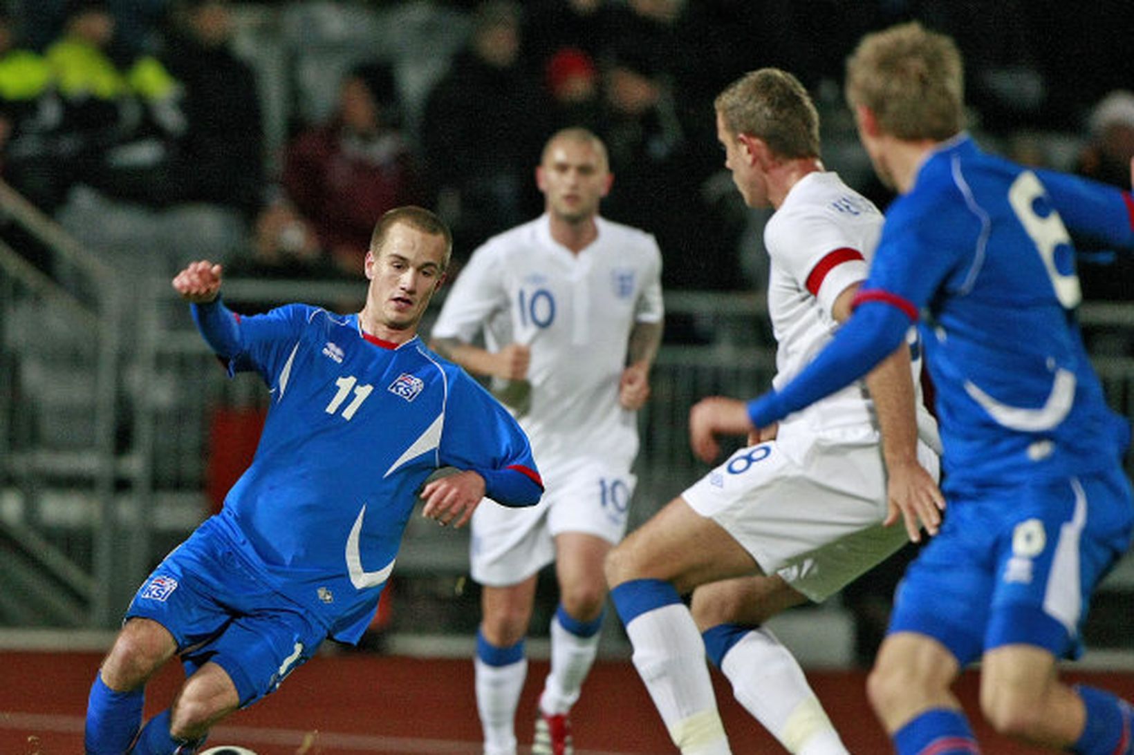 Dofri Snorrason í baráttu við Jordan Henderson.