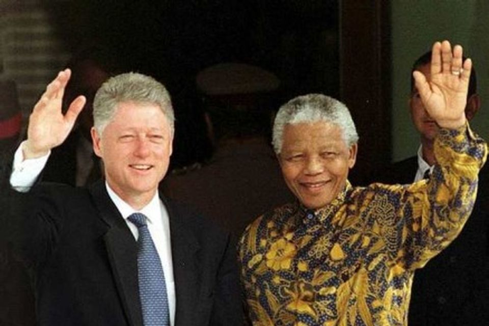 Bill Clinton ásamt Nelson Mandela.