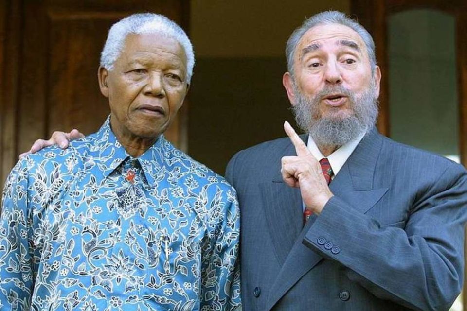 Nelson Mandela og Fidel Castro Kúbuleiðtogi árið 100.