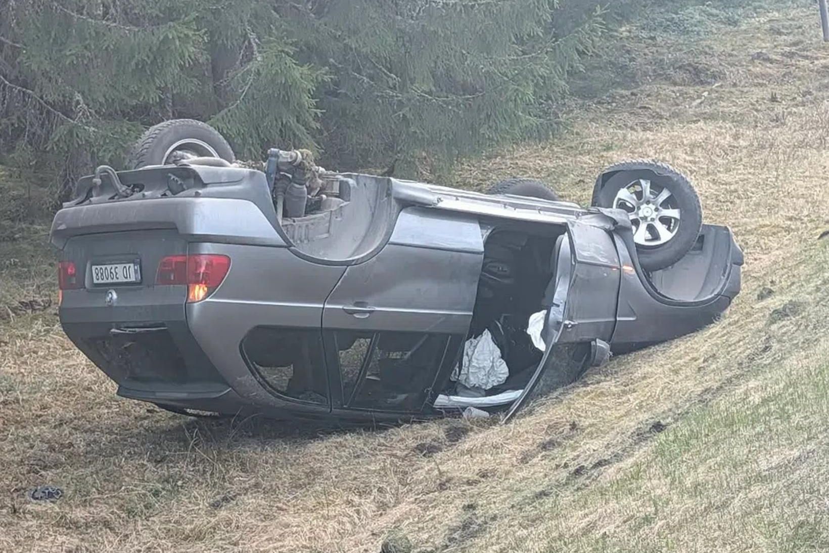 Hurð nærri hælum
