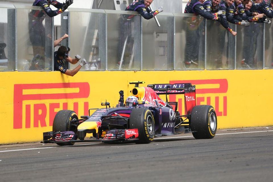 Aðstoðarmenn Daniel Ricciardo fagna honum á mark í Búdapest.