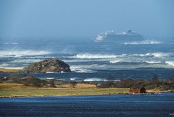 Tekist hefur að halda skipinu stöðugu, en aftakaveður er á svæðinu og ölduhæð mikil.