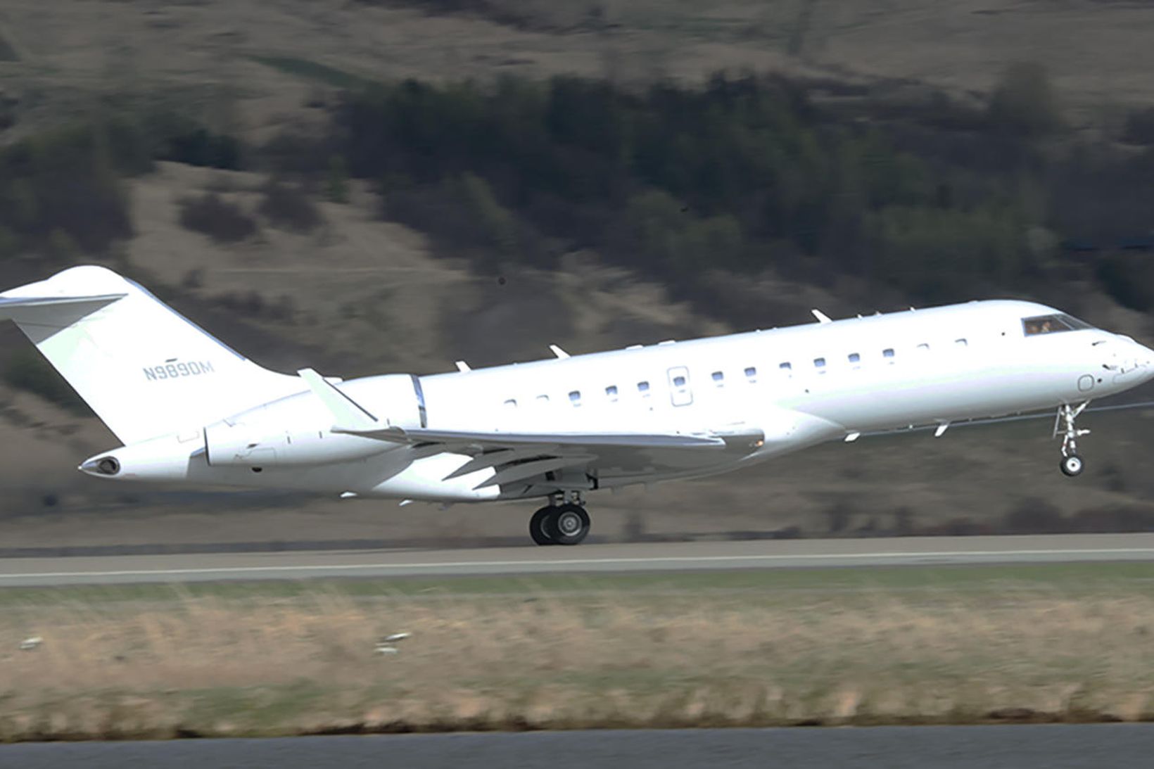 Einkaþota Biebers við flugtak á Akureyrarflugvelli í kvöld.