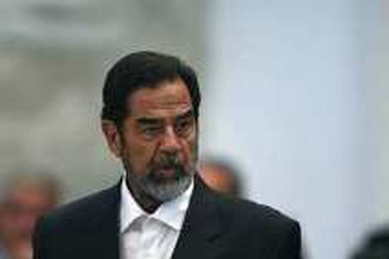 Saddam Hussein í réttarsalnum.