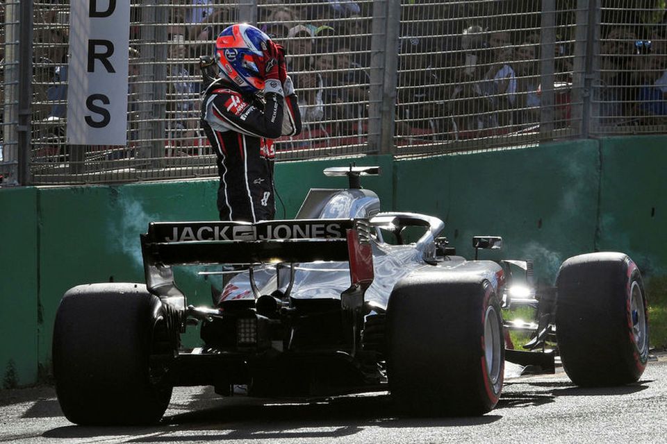 Romain Grosjean við Haas-bílinn eftir brottfallið úr kappakstrinum í Melbourne í morgun.