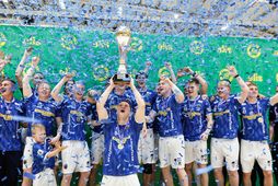 Magnús Öder Einarsson fyrirliði Fram lyftir Íslandsbikarnum á Hlíðarenda í kvöld.