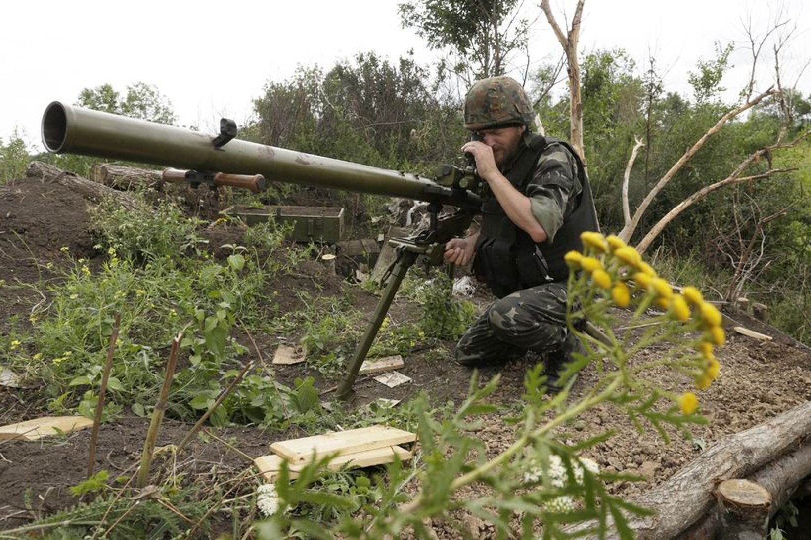 Úkraínskur hermaður mundar vopn sitt nærri bænum Starognativka í Donetsk …