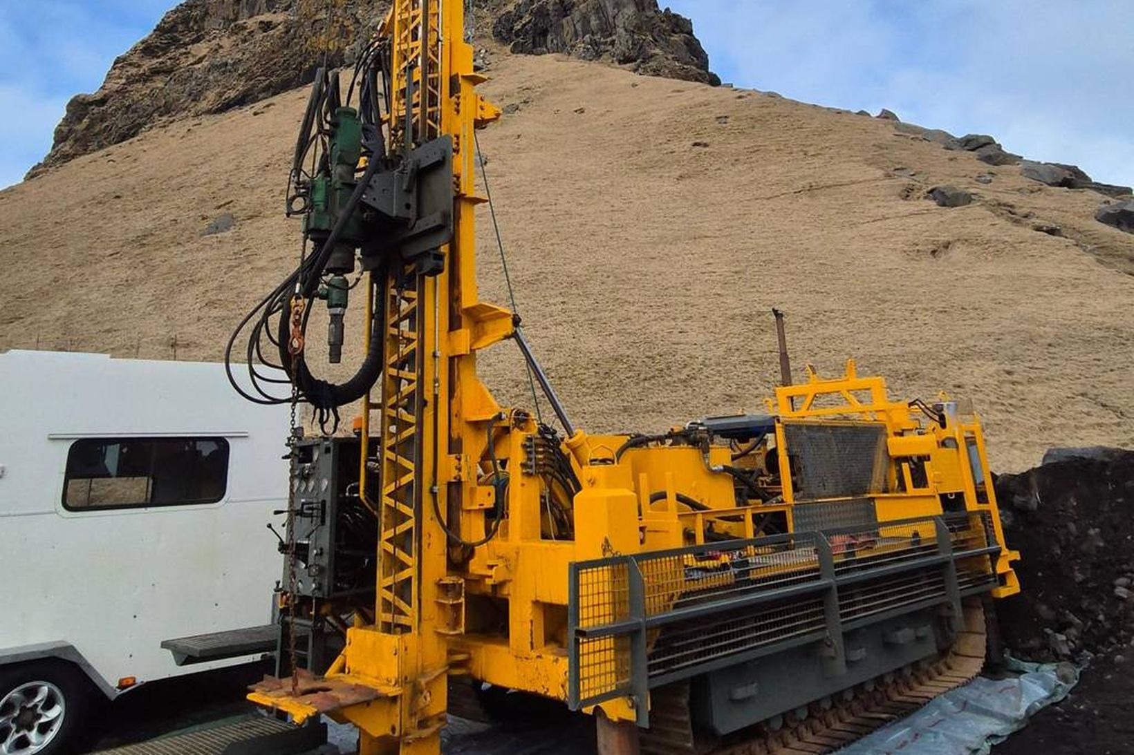 Eyjamenn byrja að bora vegna ganga