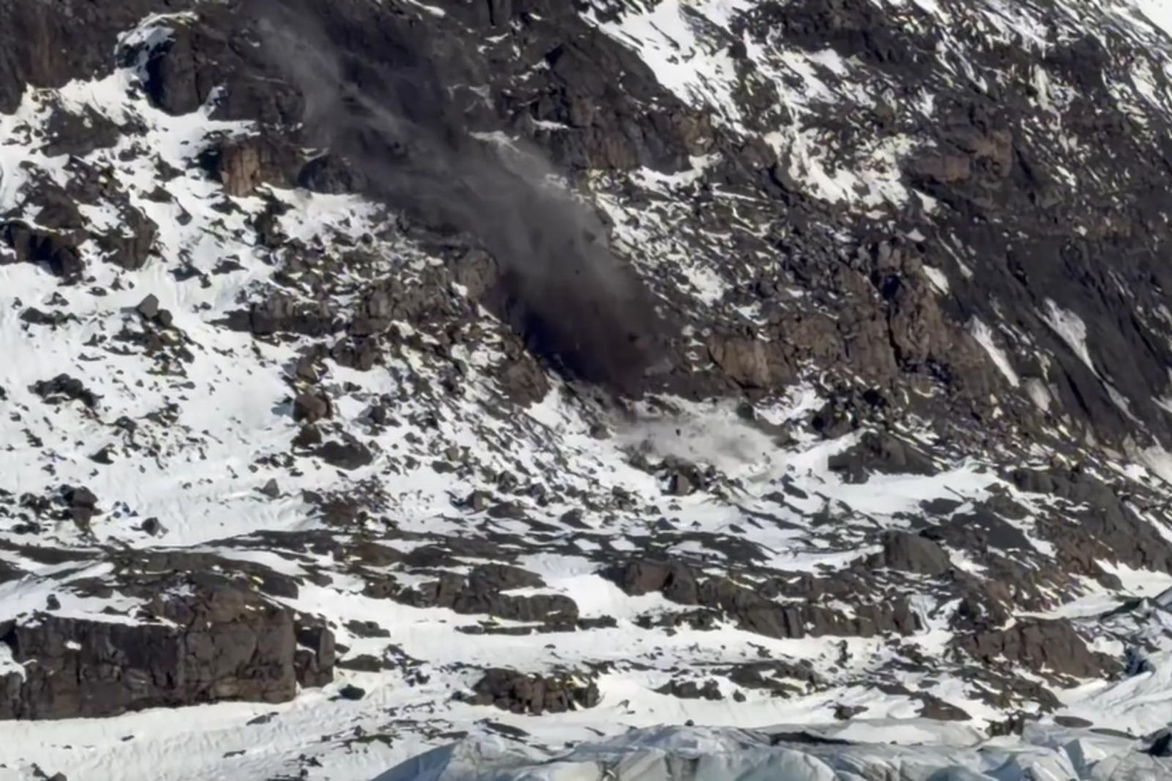 Hundruð við rætur jökulsins þegar bergskriða féll
