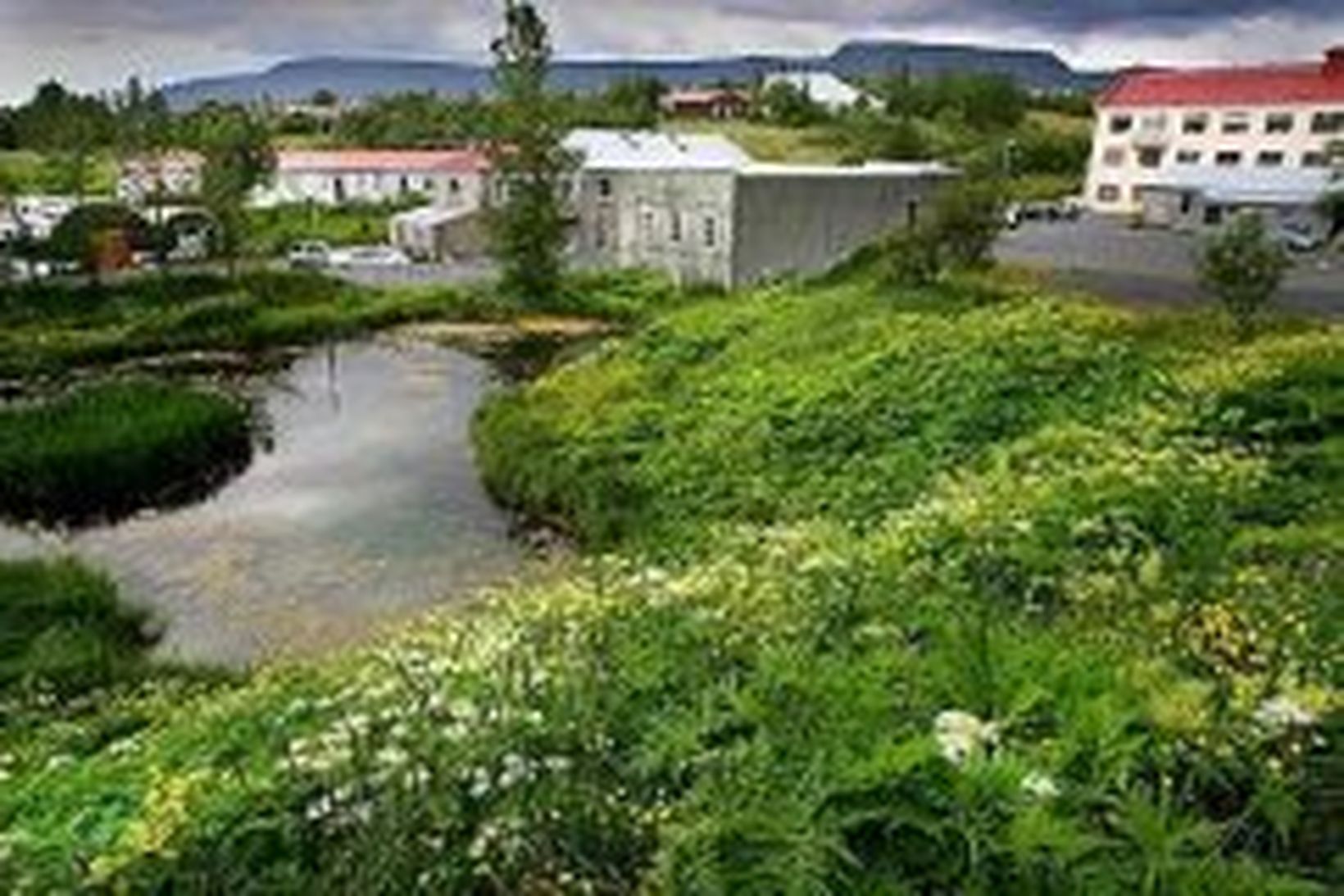 Deilt er um tengiveg sem fer nærri Álafosskvosinni.