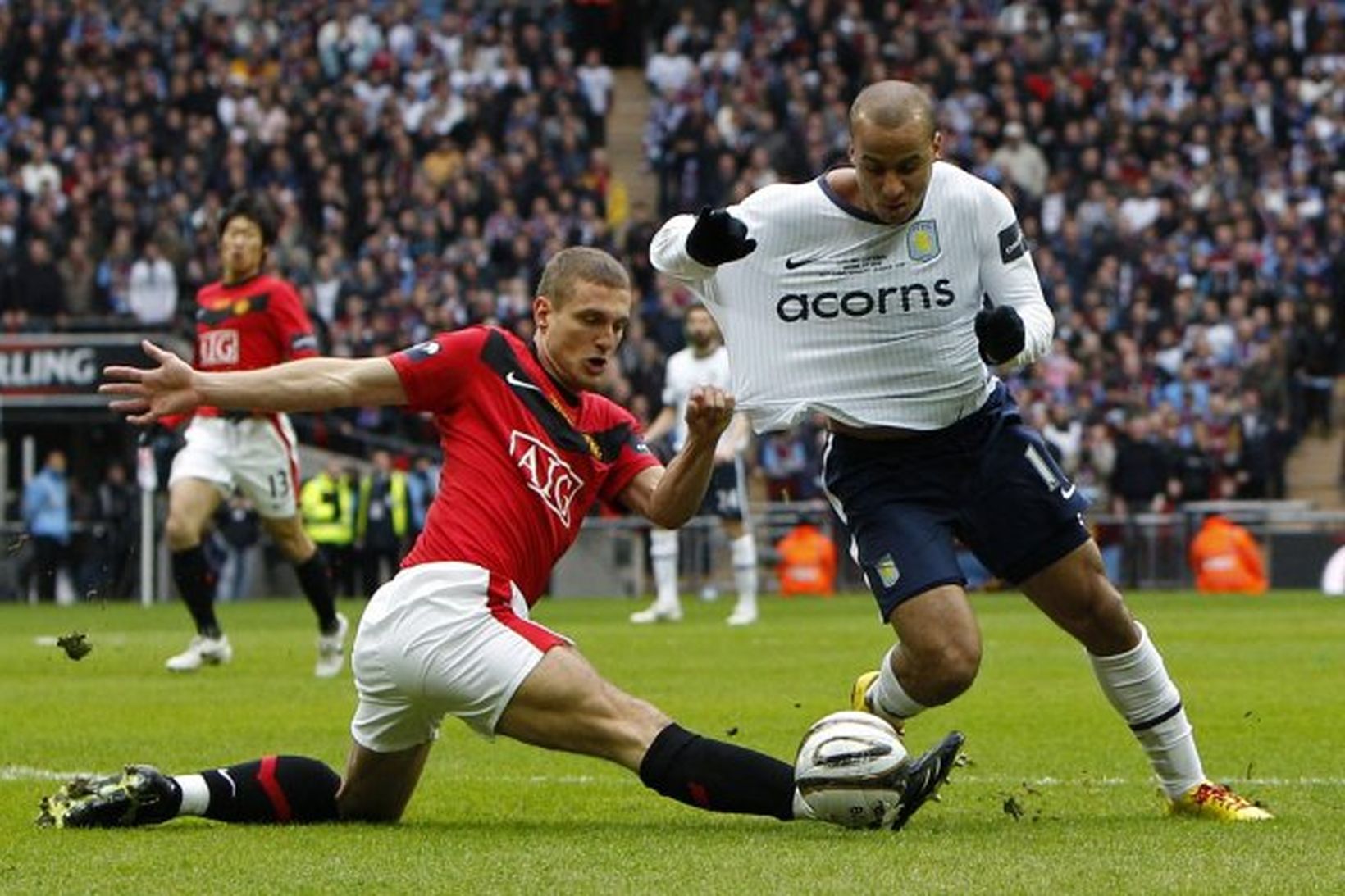 Nemanja Vidic brýtur hér á Gabriel Agbonlahor innan vítateigs.