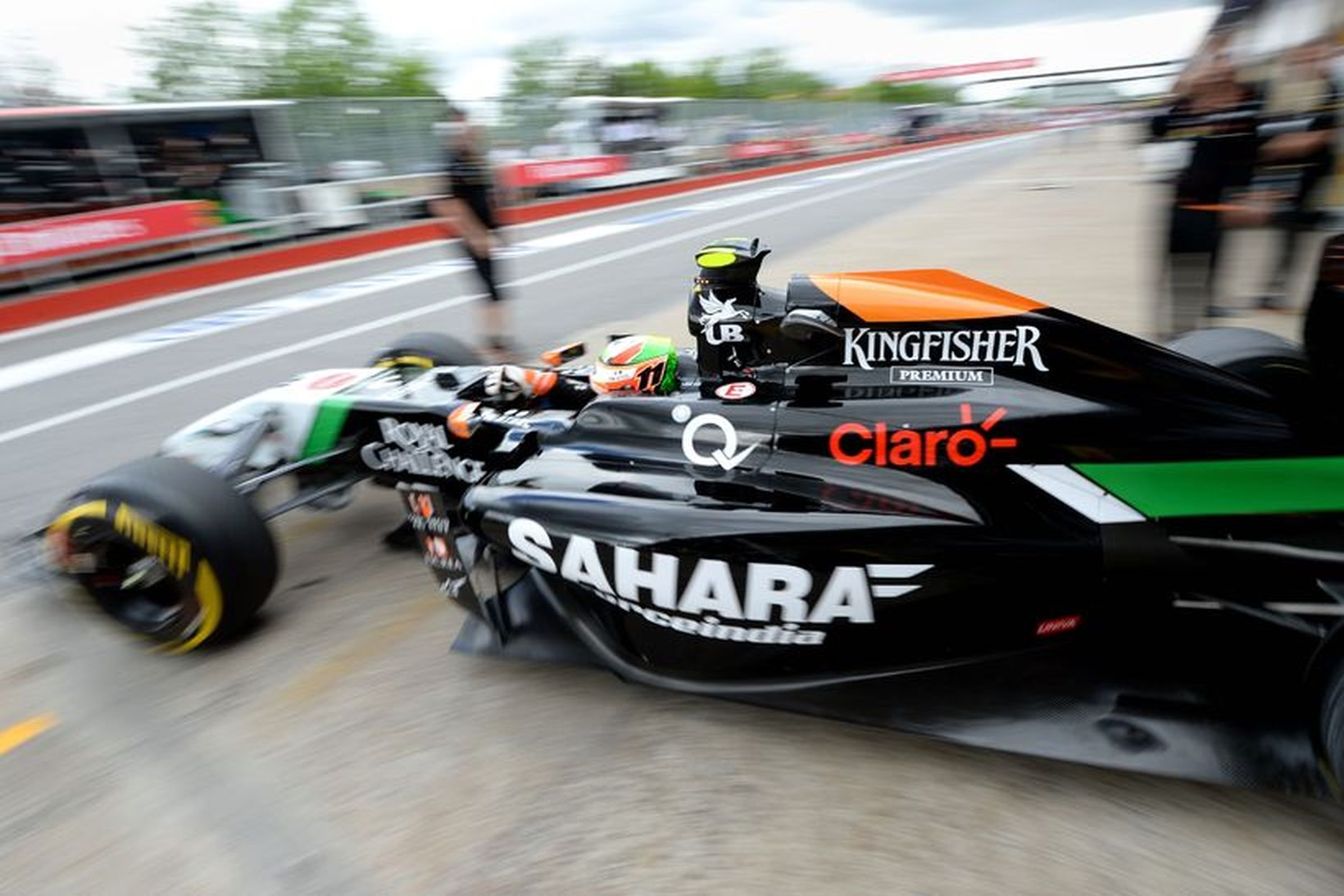 Sergio Perez leggur af stað í aksturslotu í Montreal.