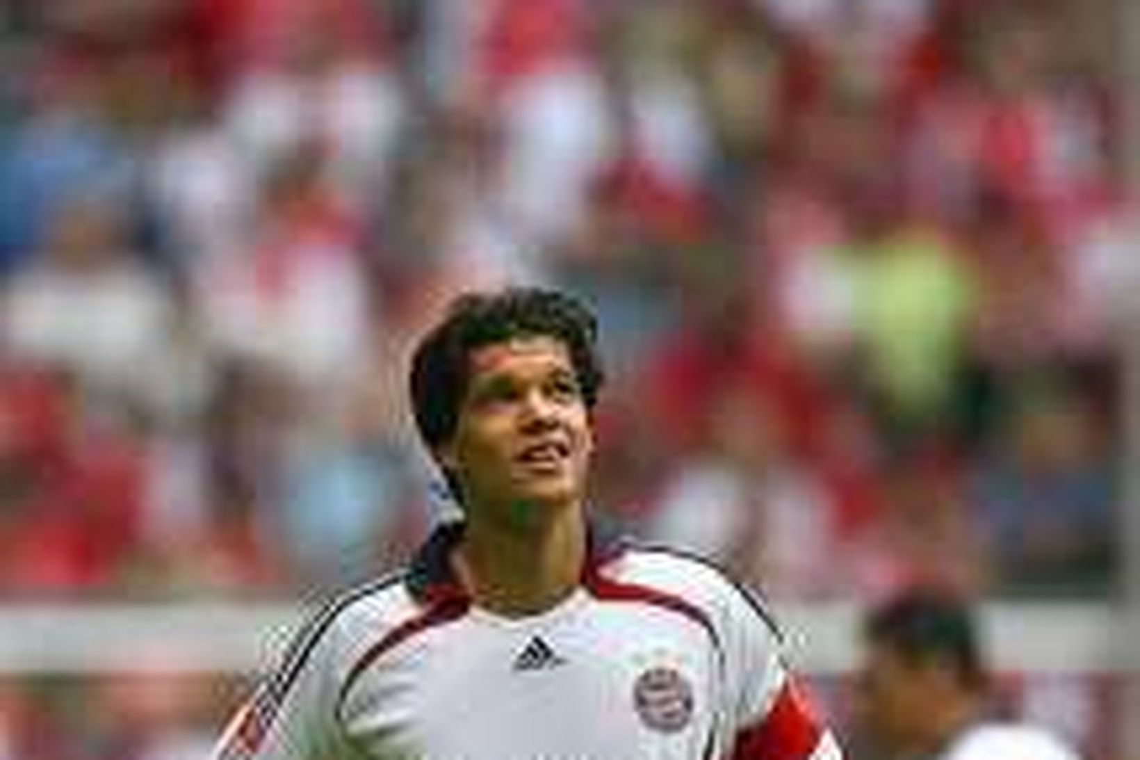 Michael Ballack spilar líklega með Chelsea á næstu leiktíð.